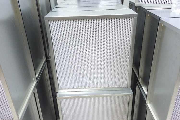 有隔板高效過濾器分為紙隔板高效過濾器、鋁箔隔板高效過濾器和耐高溫有隔板過濾器