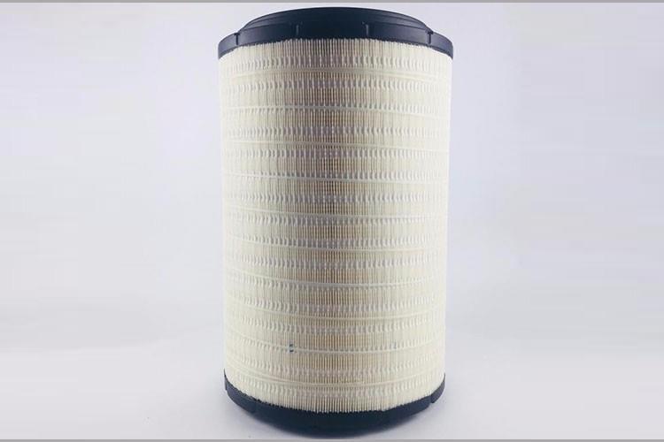 在安裝時(shí)，空氣濾清器與發(fā)動(dòng)機(jī)進(jìn)氣管之間無(wú)論是采用法蘭、橡膠管聯(lián)接還是直接聯(lián)接