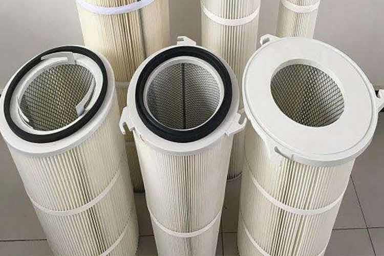 除塵濾筒端蓋為鐵蓋，注膠蓋或鋁蓋，除塵濾筒濾材一般采用優(yōu)異國產(chǎn)進(jìn)口濾紙和聚酯纖維濾材